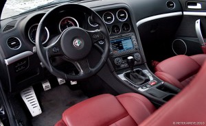 brera-facelift-interier-cerveno-cerny-sport-paket-carbon.jpg