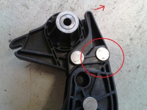 Takto to vypadalo, když jsem ten pedál vrátil zpět do správné polohy a &quot;zacvakl&quot; ho. V této poloze mi nejspíš mechanik vrátil spojkový pedál po opravě válečku a zároveň do této polohy pedál vracel při následném vyndání a přesvědčování mě, že pedál je prostě už vybroušený a nedrží.