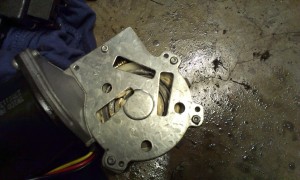 IMAG0002.jpg (485.85 KiB) Zobrazeno 10422 x Motorek s převodovkou v které je snímána pozice stěrače pomocí tří pružných nesmyslů .