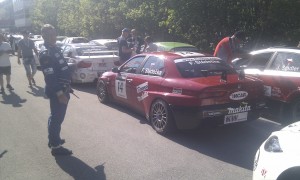 A jeste jednou kocka zezadu. Ten zvuk motoru se s BMW neda srovnat. BMW hadr...