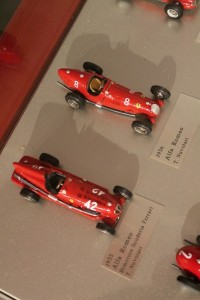 Vitrína s modely historicky VŠECH monopostů F1, končící rokem 2011. Na začátku ovšem, historicky správně, tyto dvě krasavice