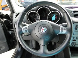 perfektní volant, a vzorové budíky.. jeeaaaj..