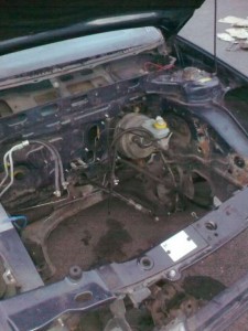 Odstrojený motorový prostor připraven na lakovní