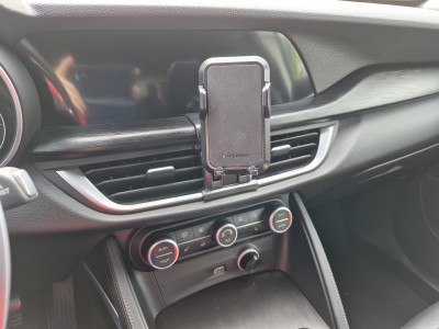 Stojánek na mobil je pak z Alzy.